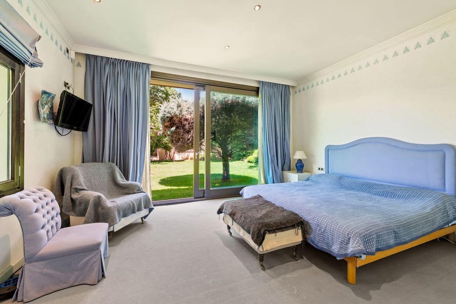 11 bedroom Villa for sale in El Paraiso with pool garage - € 13,500,000 (Ref: 9733537)