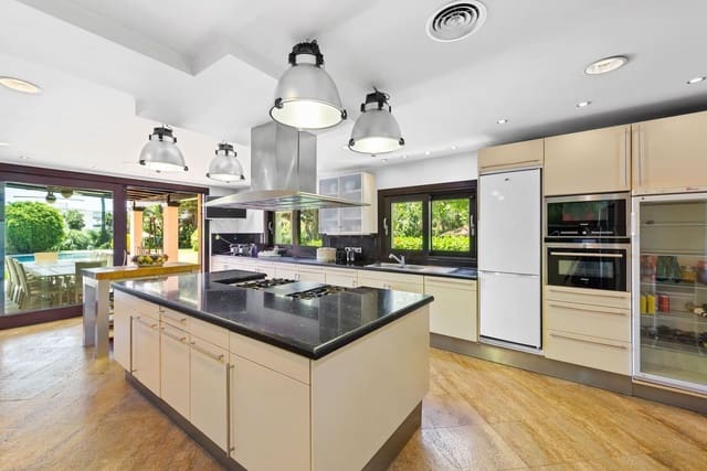 11 Zimmer Villa zu verkaufen in El Paraiso, Estepona mit Pool Garage - 13.500.000 € (Ref: 9733537)