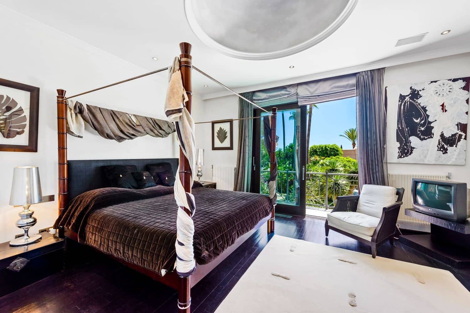 11 bedroom Villa for sale in El Paraiso with pool garage - € 13,500,000 (Ref: 9733537)