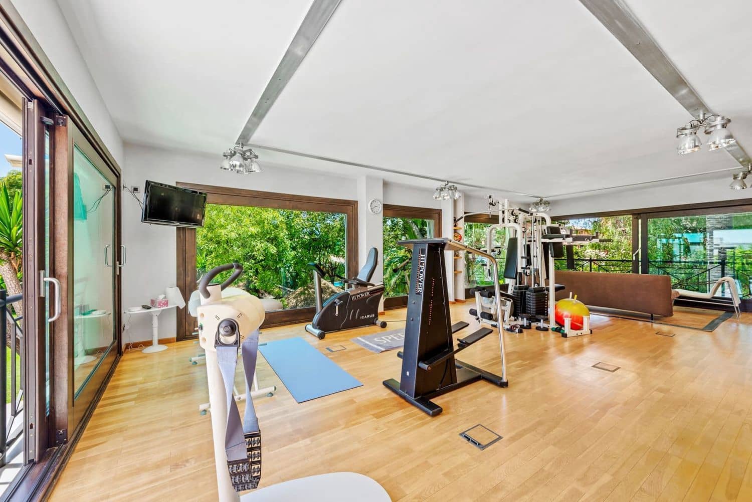 11 bedroom Villa for sale in El Paraiso with pool garage - € 13,500,000 (Ref: 9733537)