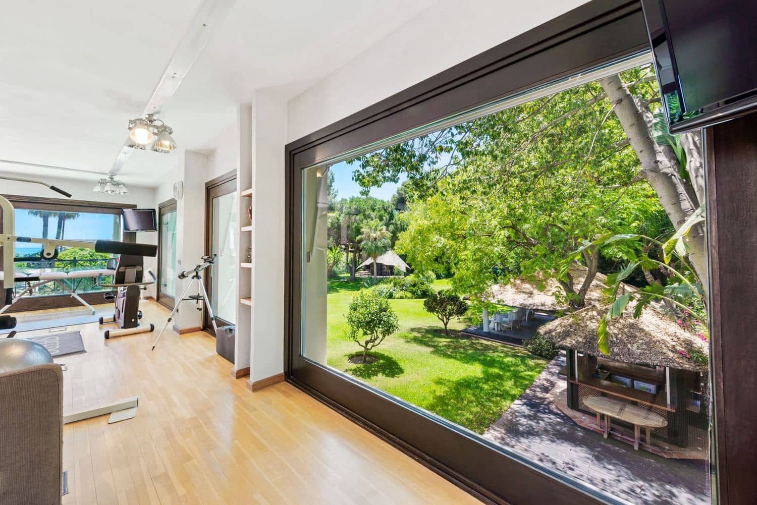 11 bedroom Villa for sale in El Paraiso with pool garage - € 13,500,000 (Ref: 9733537)