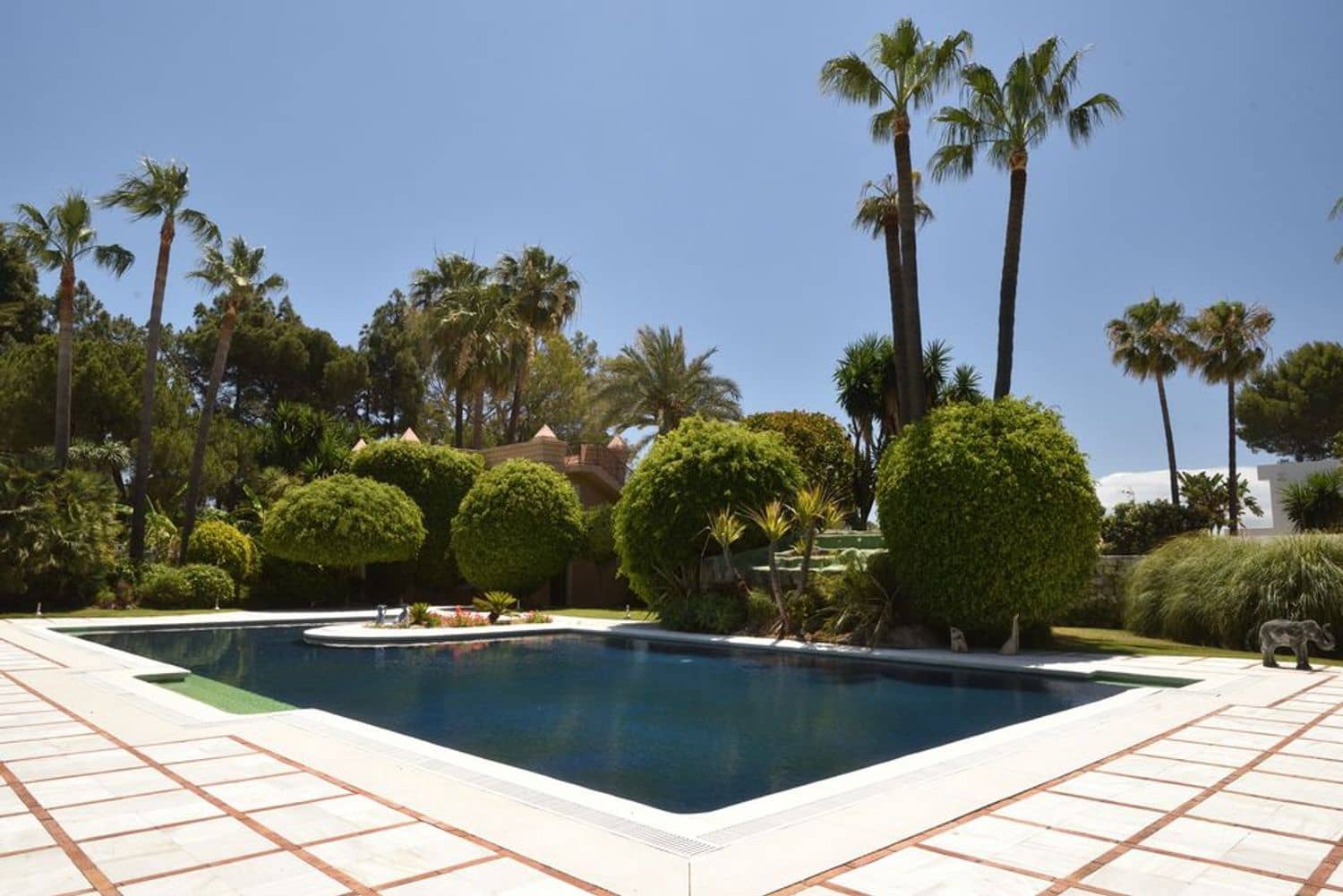 11 bedroom Villa for sale in El Paraiso with pool garage - € 13,500,000 (Ref: 9733537)