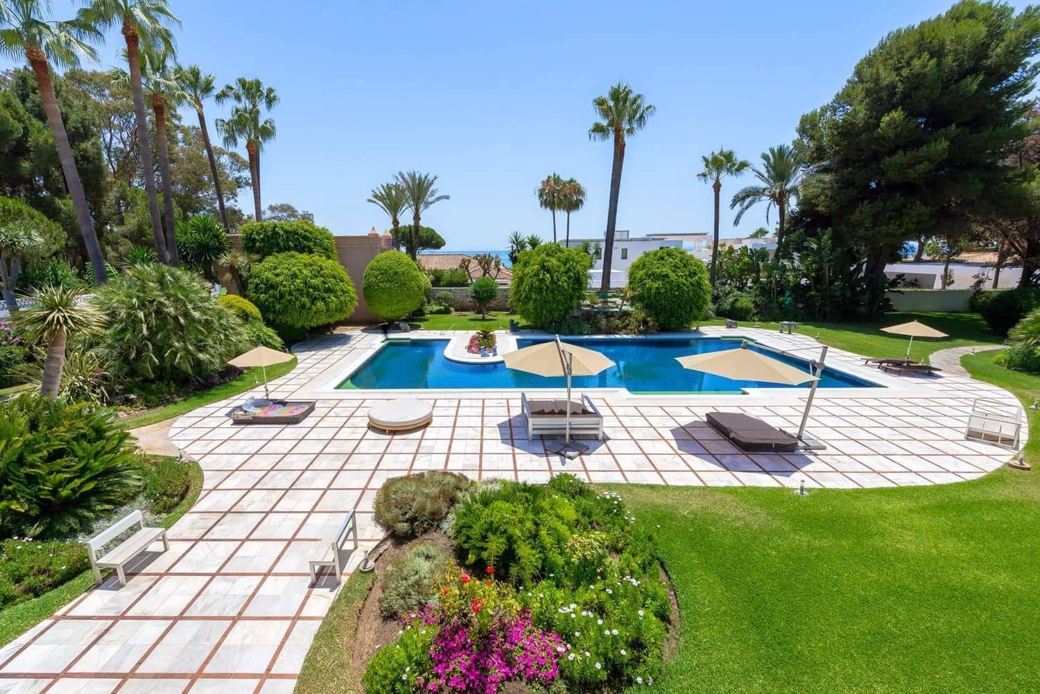 11 bedroom Villa for sale in El Paraiso with pool garage - € 13,500,000 (Ref: 9733537)