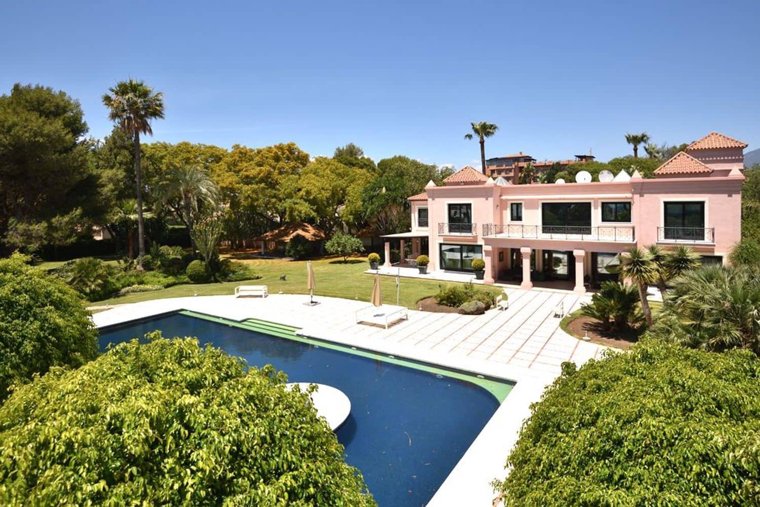 11 bedroom Villa for sale in El Paraiso with pool garage - € 13,500,000 (Ref: 9733537)