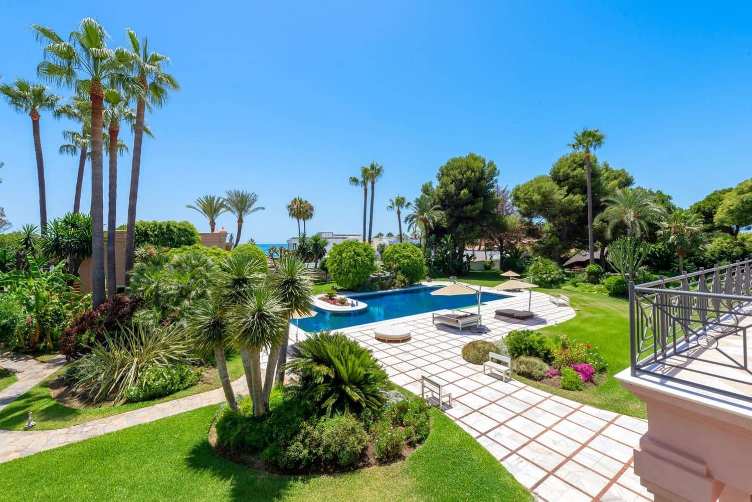 11 bedroom Villa for sale in El Paraiso with pool garage - € 13,500,000 (Ref: 9733537)