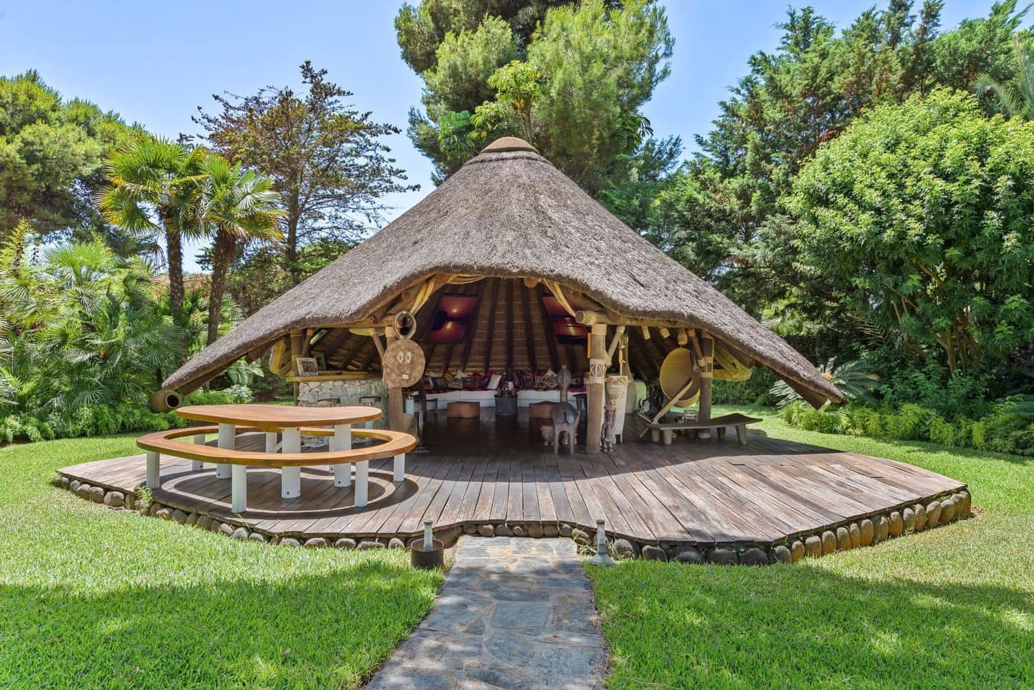 11 bedroom Villa for sale in El Paraiso with pool garage - € 13,500,000 (Ref: 9733537)