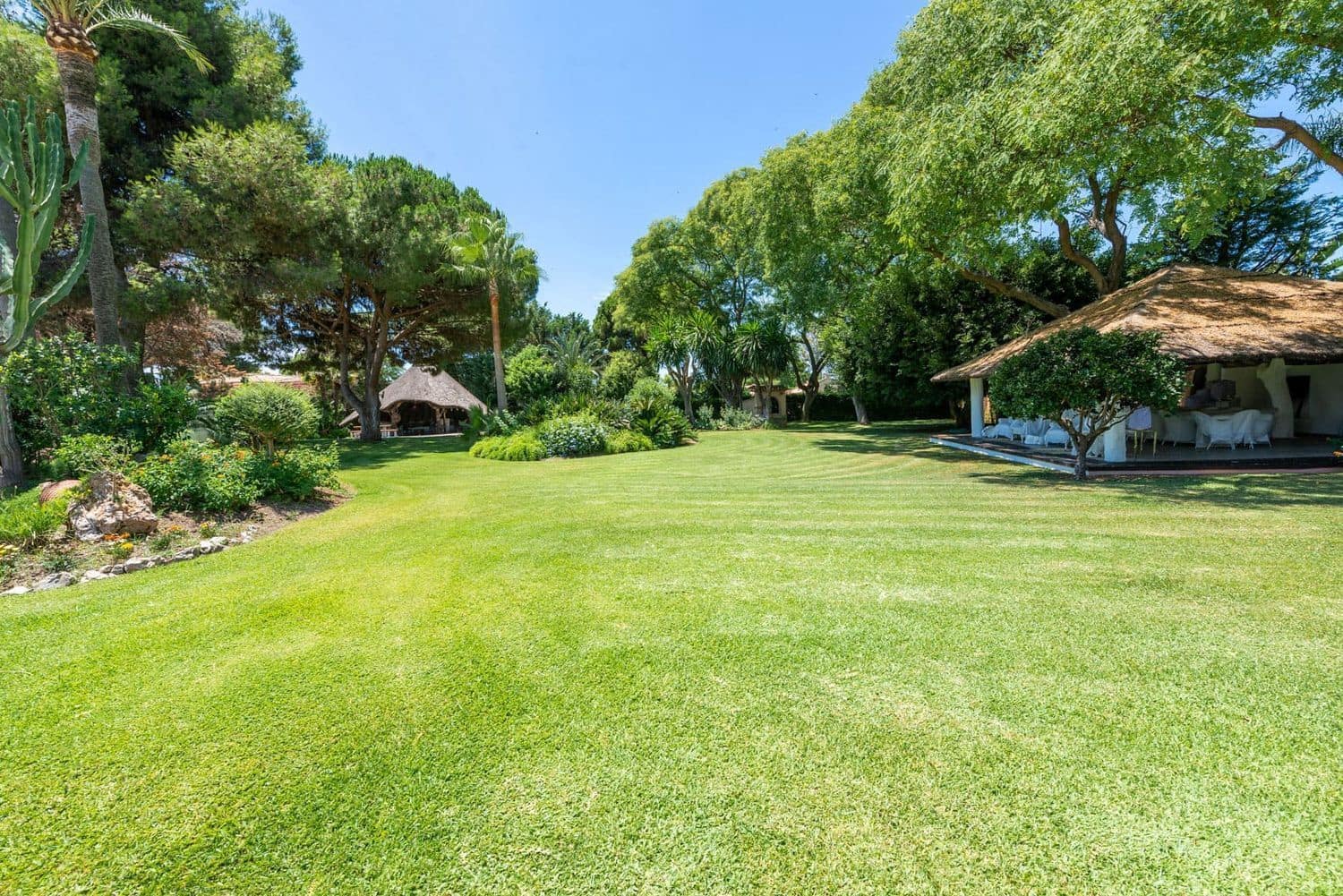 11 bedroom Villa for sale in El Paraiso with pool garage - € 13,500,000 (Ref: 9733537)