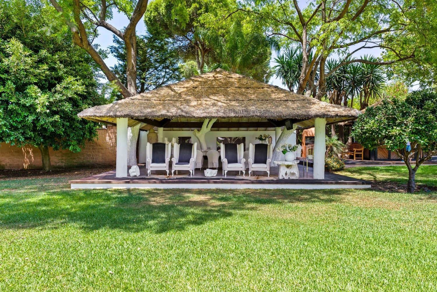 11 bedroom Villa for sale in El Paraiso with pool garage - € 13,500,000 (Ref: 9733537)