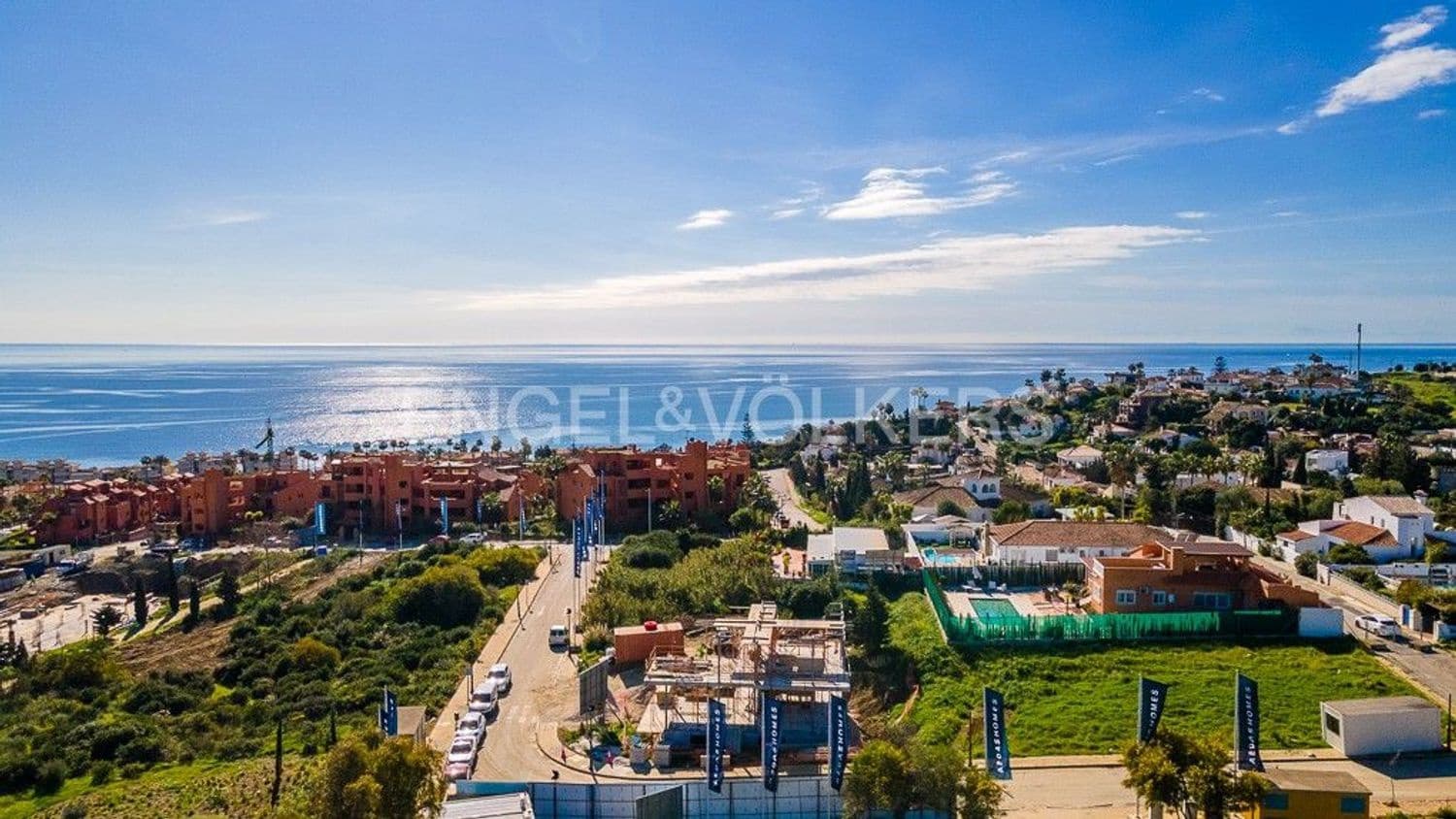 3 bedroom Villa for sale in Estepona with pool garage - € 1,350,000 (Ref: 9733544)