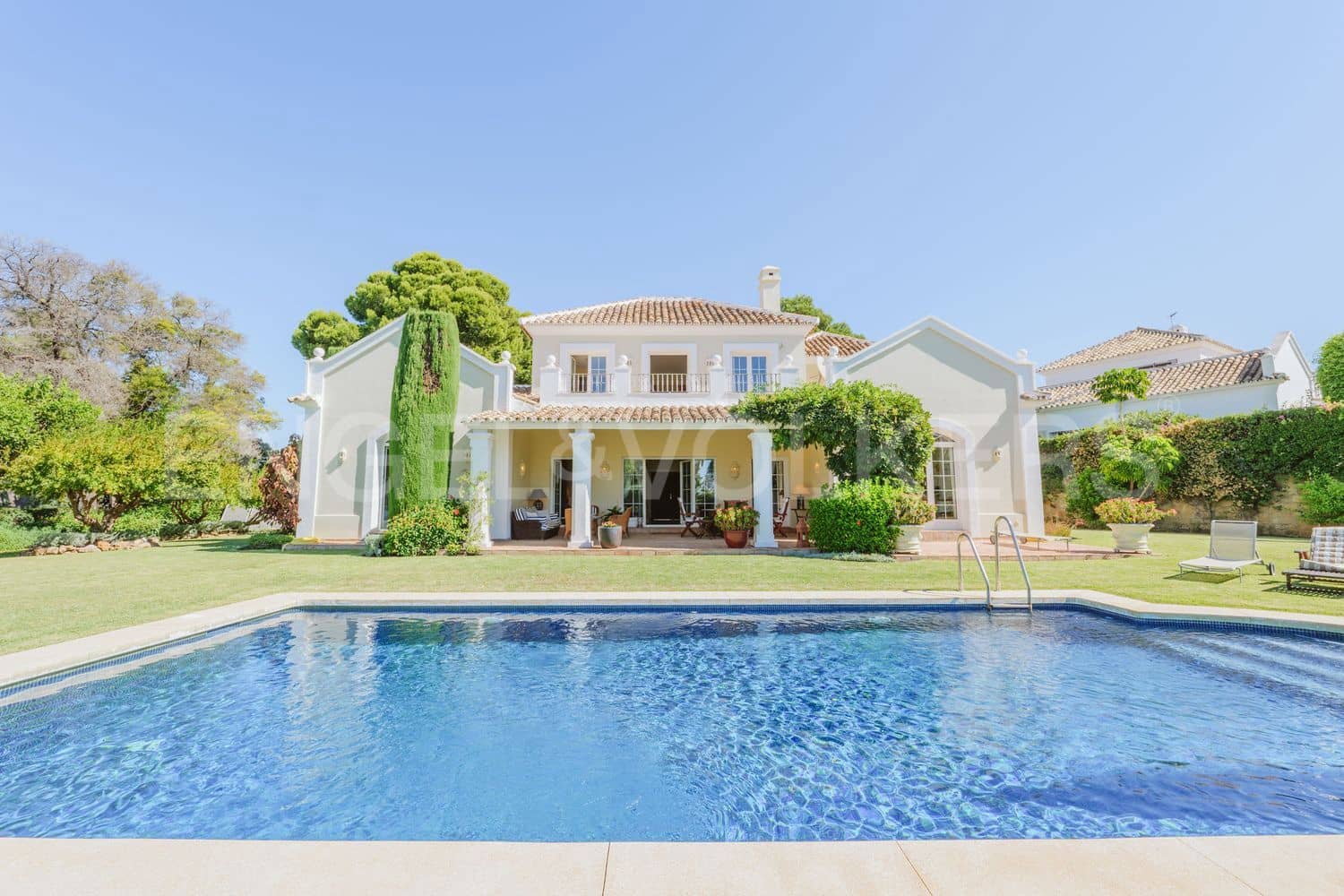 4 bedroom Villa for sale in El Paraiso with pool garage - € 2,400,000 (Ref: 9733547)