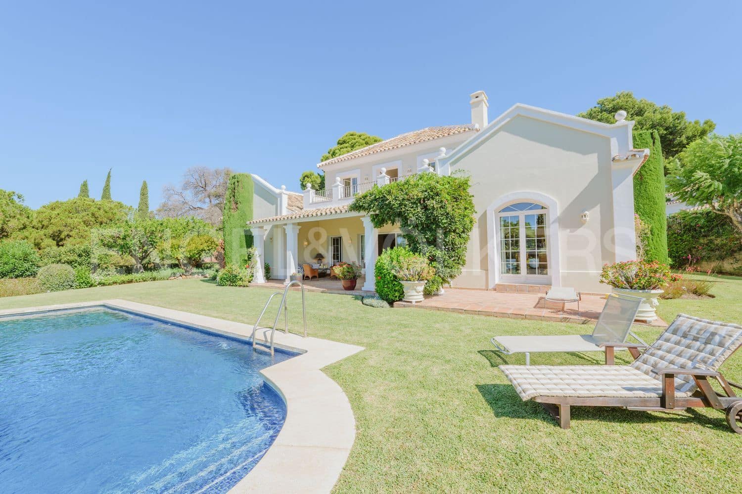 4 bedroom Villa for sale in El Paraiso with pool garage - € 2,400,000 (Ref: 9733547)