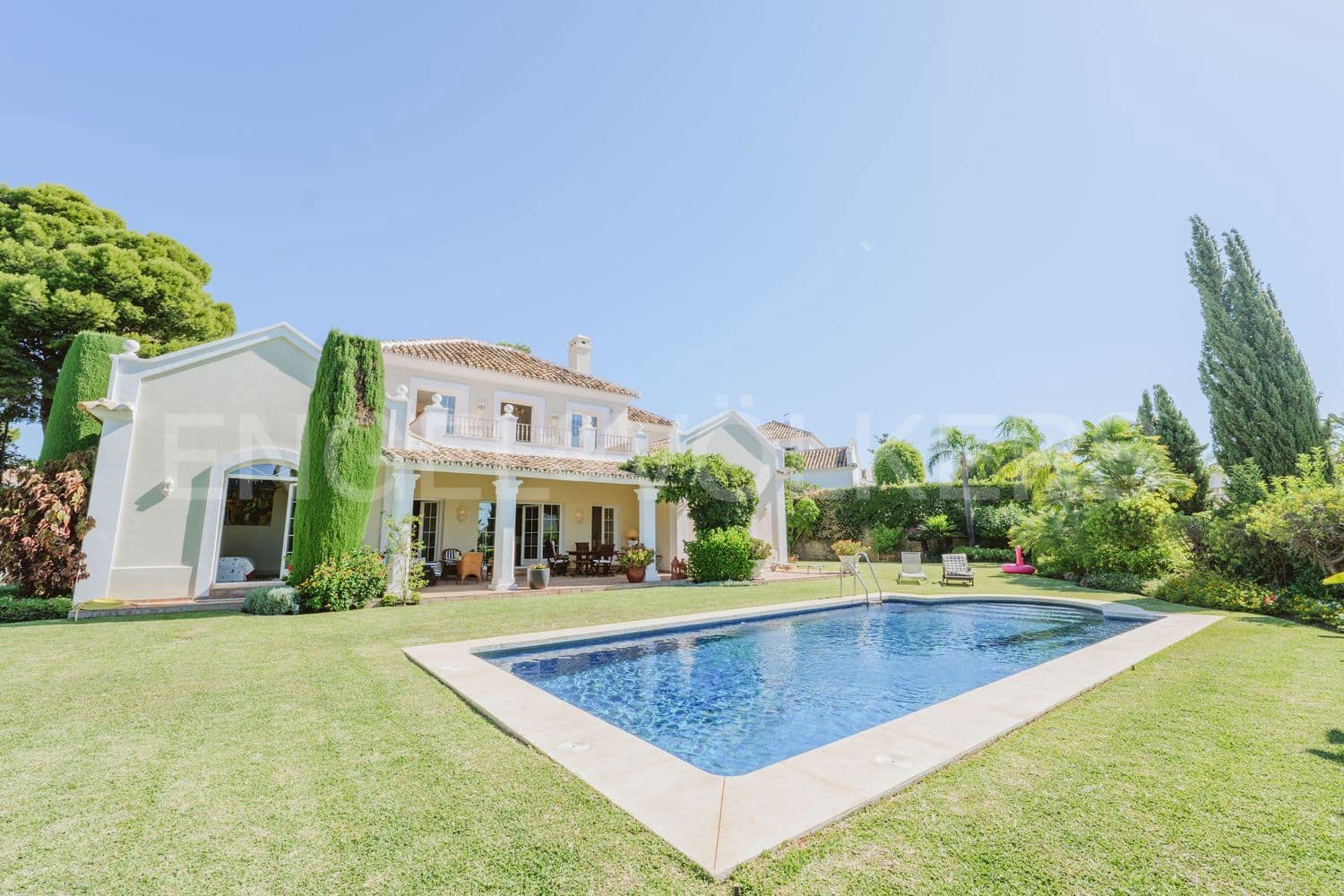 4 bedroom Villa for sale in El Paraiso with pool garage - € 2,400,000 (Ref: 9733547)