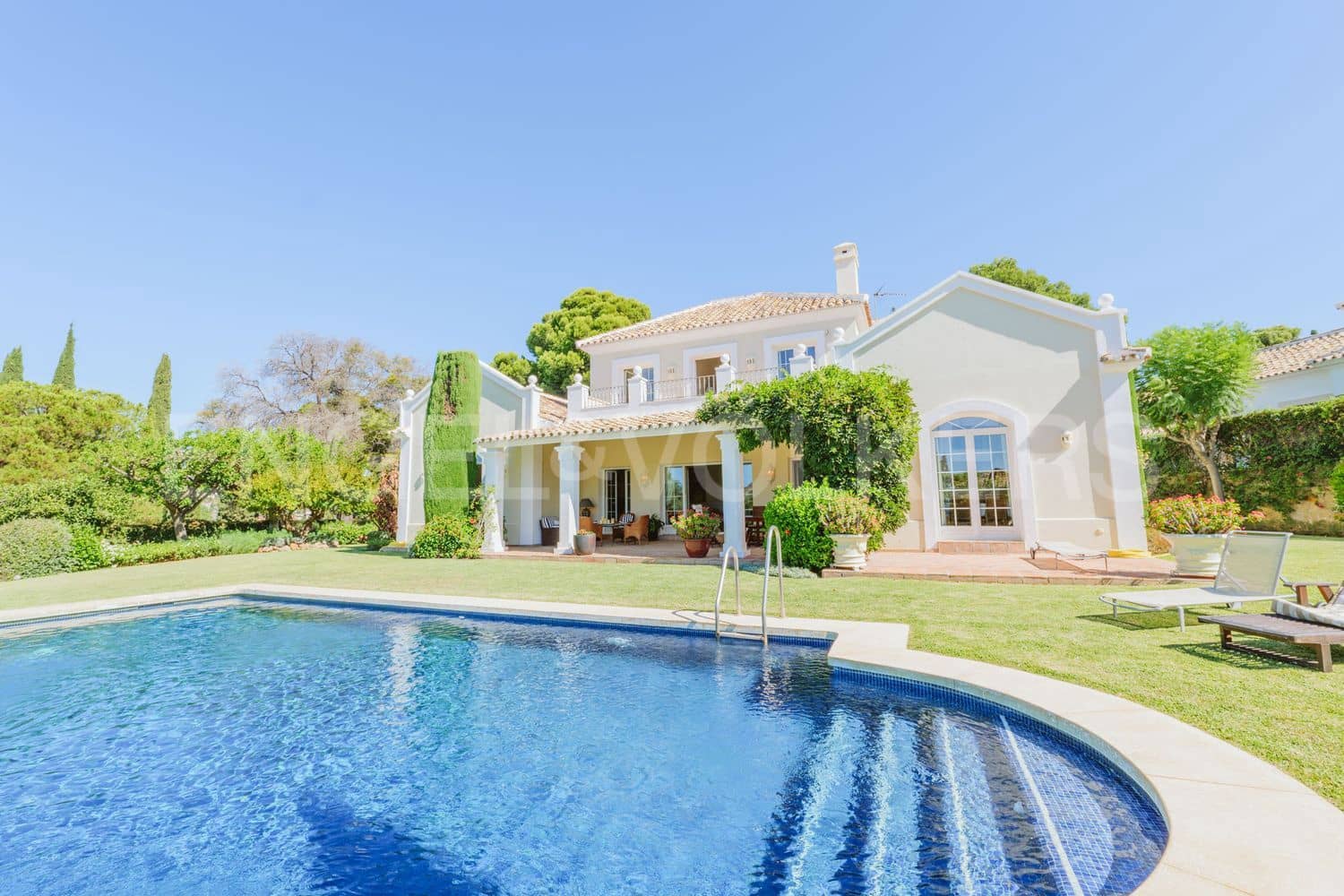 4 bedroom Villa for sale in El Paraiso with pool garage - € 2,400,000 (Ref: 9733547)