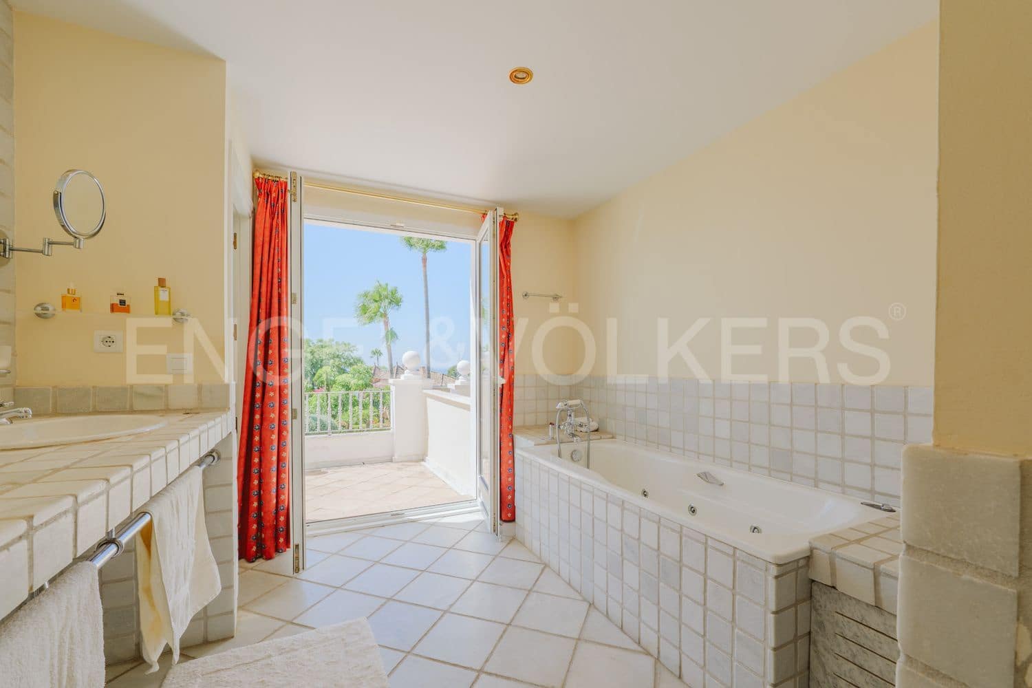 4 bedroom Villa for sale in El Paraiso with pool garage - € 2,400,000 (Ref: 9733547)