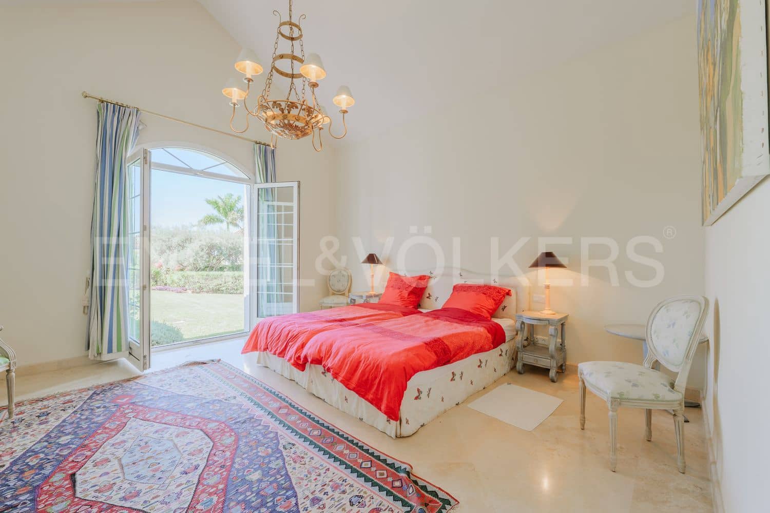 4 bedroom Villa for sale in El Paraiso with pool garage - € 2,400,000 (Ref: 9733547)