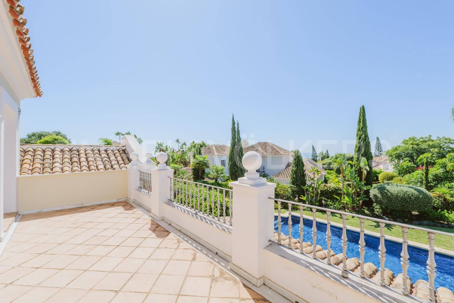 4 bedroom Villa for sale in El Paraiso with pool garage - € 2,400,000 (Ref: 9733547)