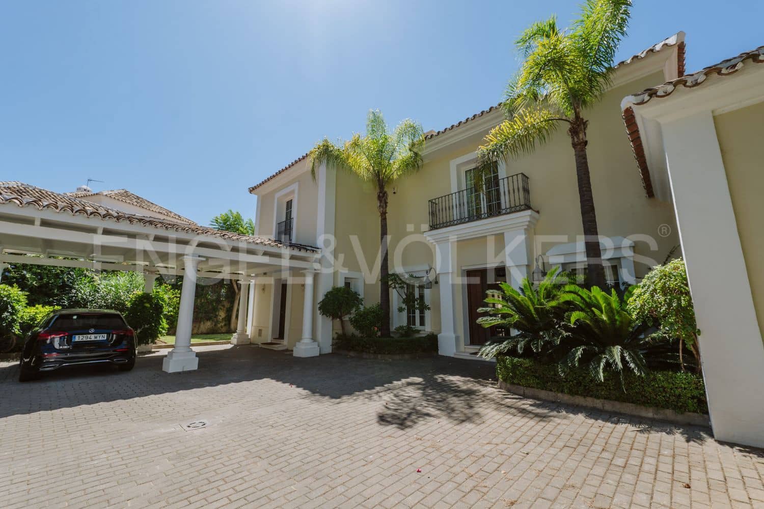 4 bedroom Villa for sale in El Paraiso with pool garage - € 2,400,000 (Ref: 9733547)