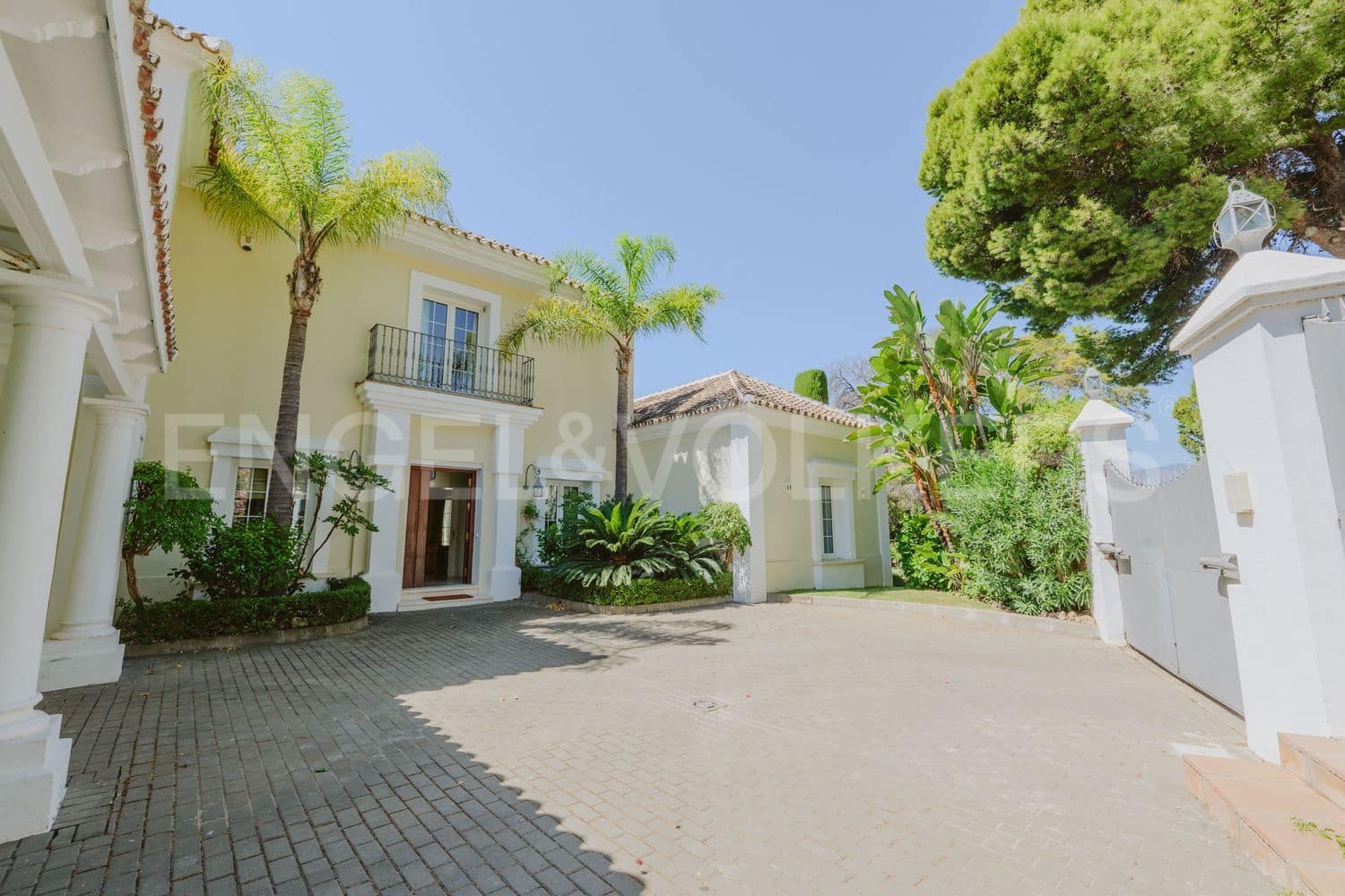 4 bedroom Villa for sale in El Paraiso with pool garage - € 2,400,000 (Ref: 9733547)