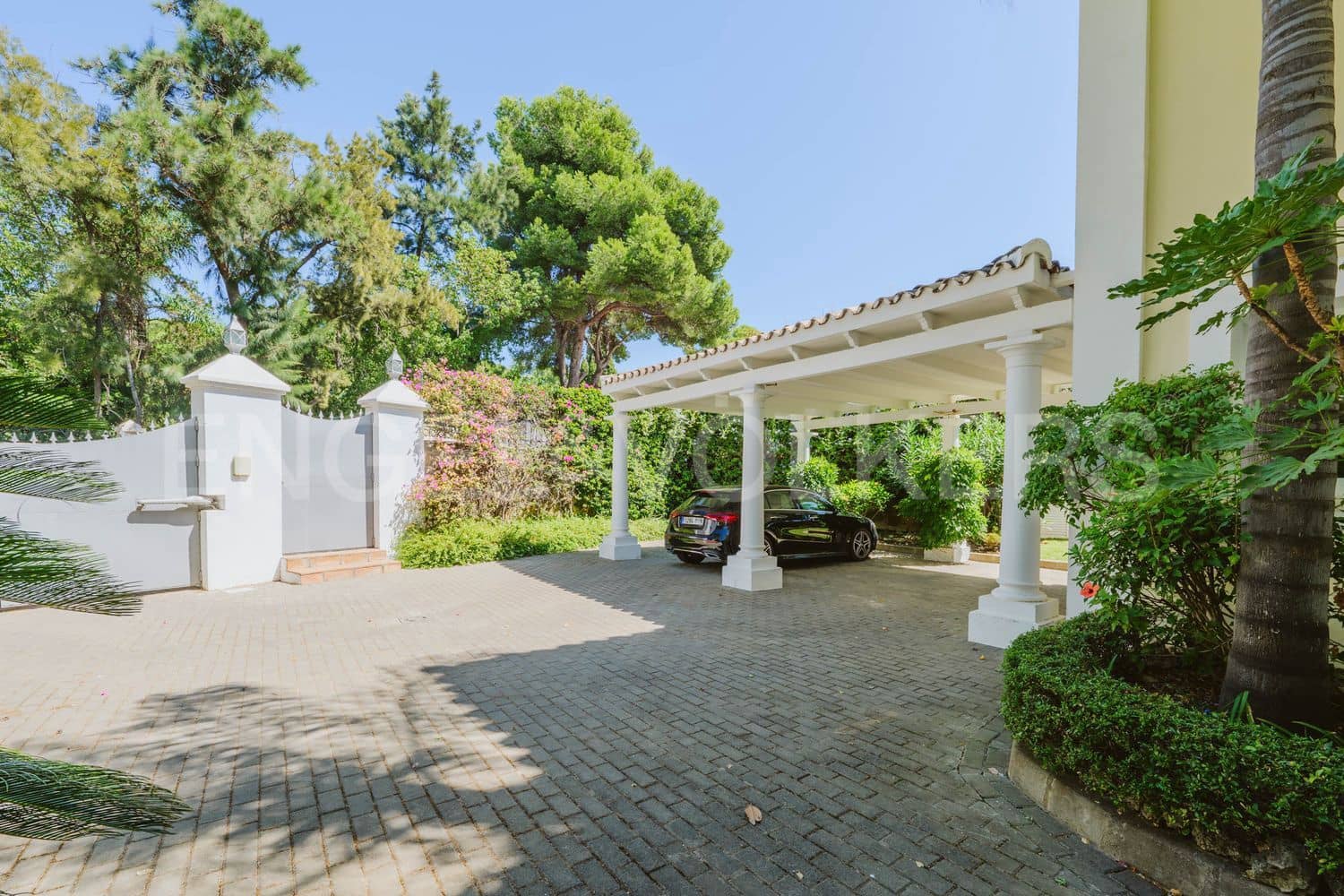 4 bedroom Villa for sale in El Paraiso with pool garage - € 2,400,000 (Ref: 9733547)