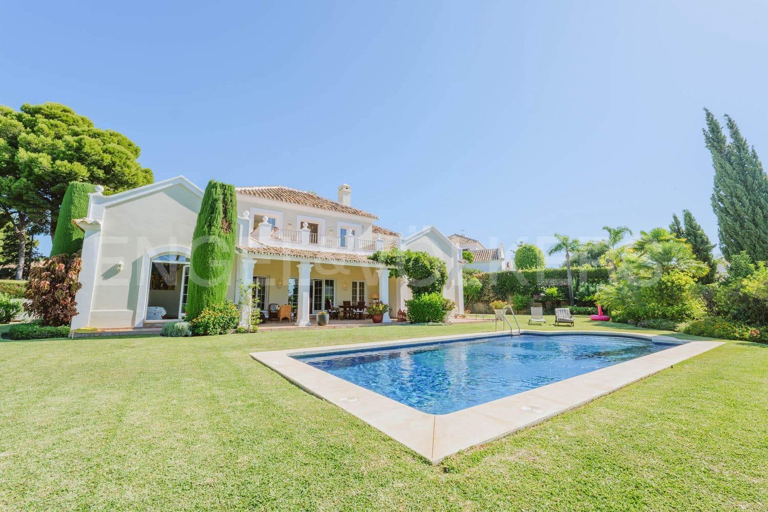 4 bedroom Villa for sale in El Paraiso with pool garage - € 2,400,000 (Ref: 9733547)