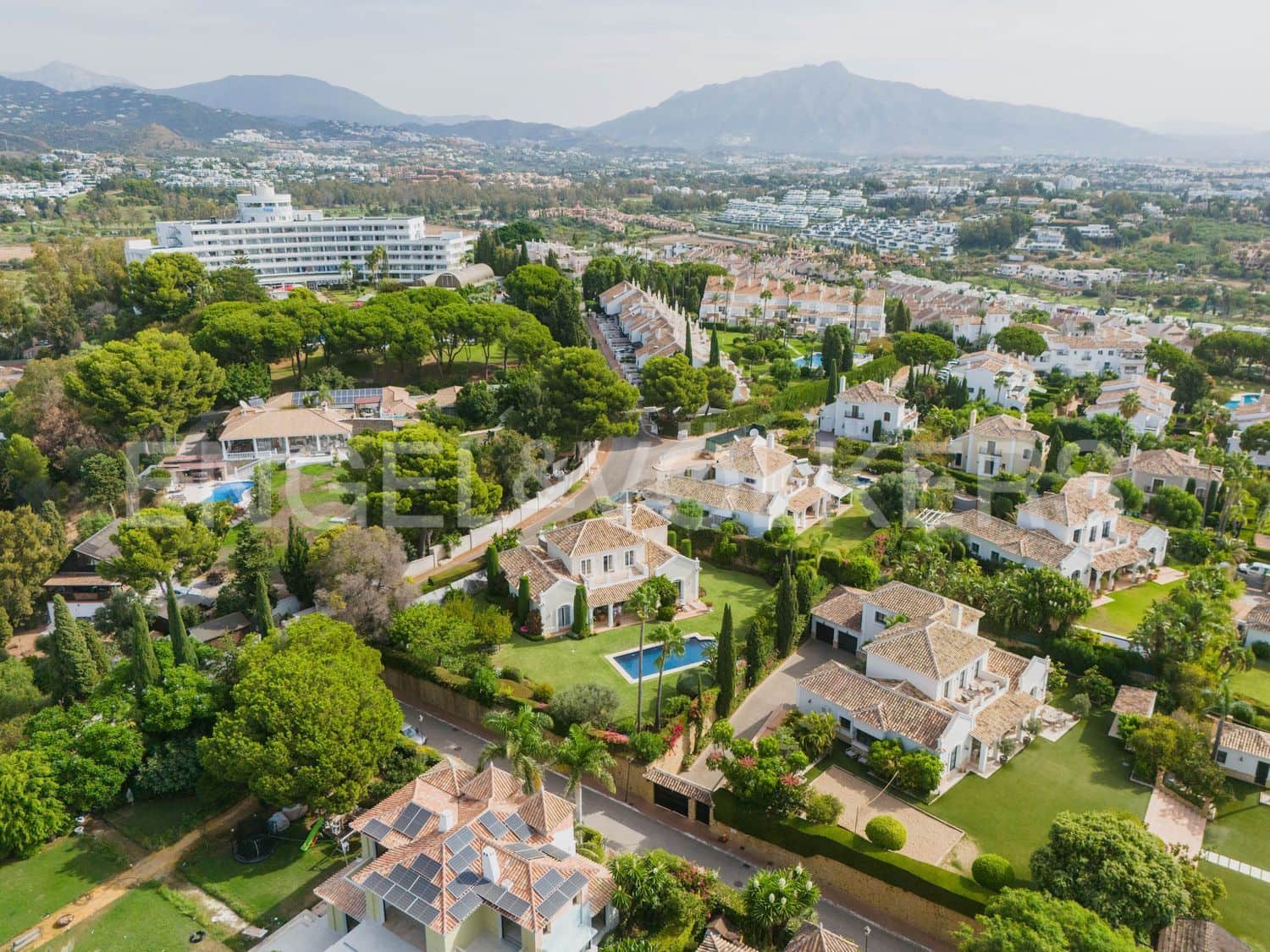 4 bedroom Villa for sale in El Paraiso with pool garage - € 2,400,000 (Ref: 9733547)