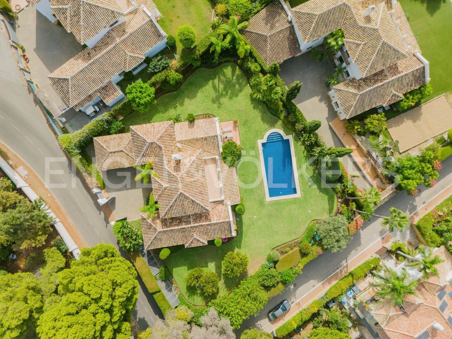 4 bedroom Villa for sale in El Paraiso with pool garage - € 2,400,000 (Ref: 9733547)