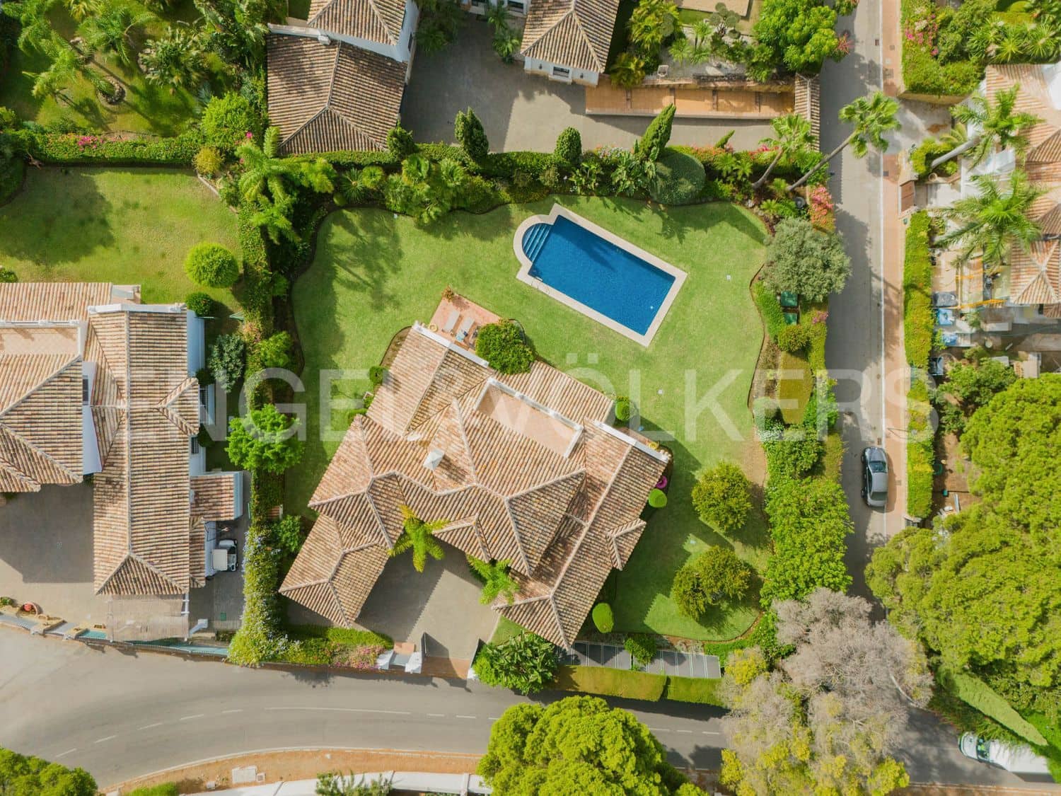 4 bedroom Villa for sale in El Paraiso with pool garage - € 2,400,000 (Ref: 9733547)