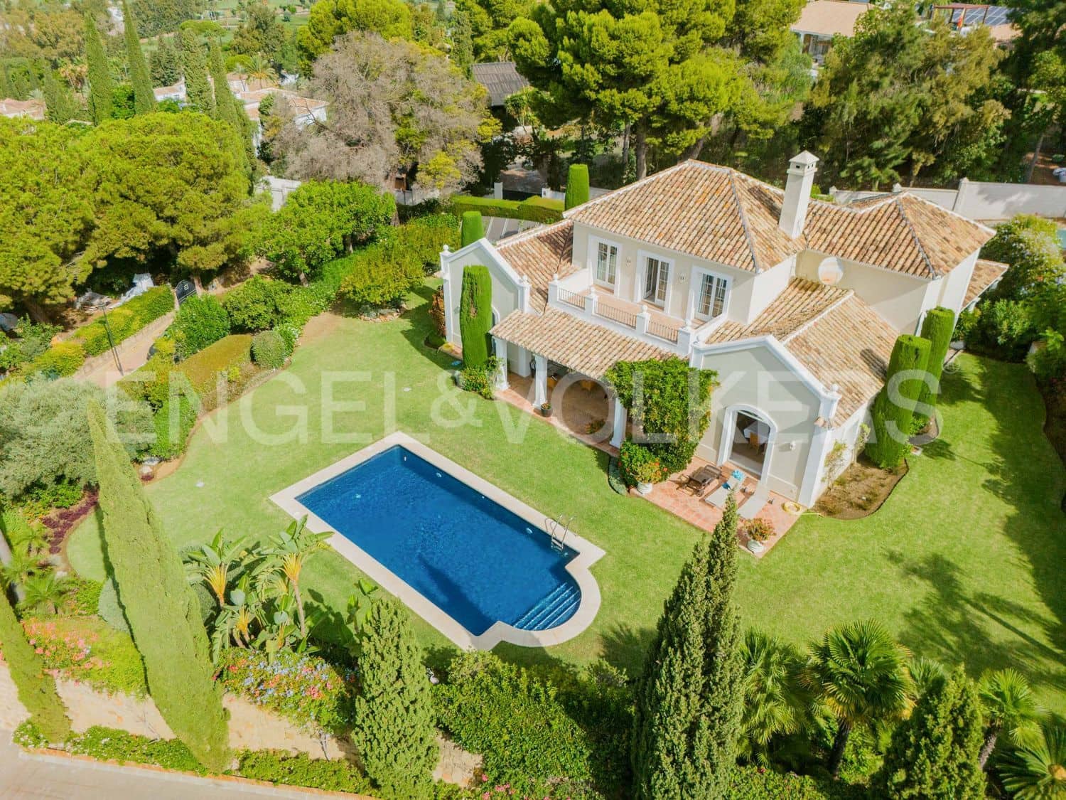 4 bedroom Villa for sale in El Paraiso with pool garage - € 2,400,000 (Ref: 9733547)