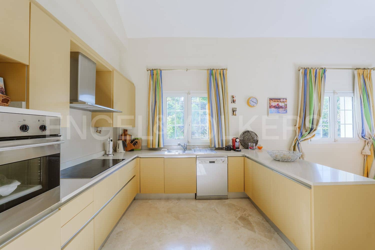 4 bedroom Villa for sale in El Paraiso with pool garage - € 2,395,000 (Ref: 9733547)