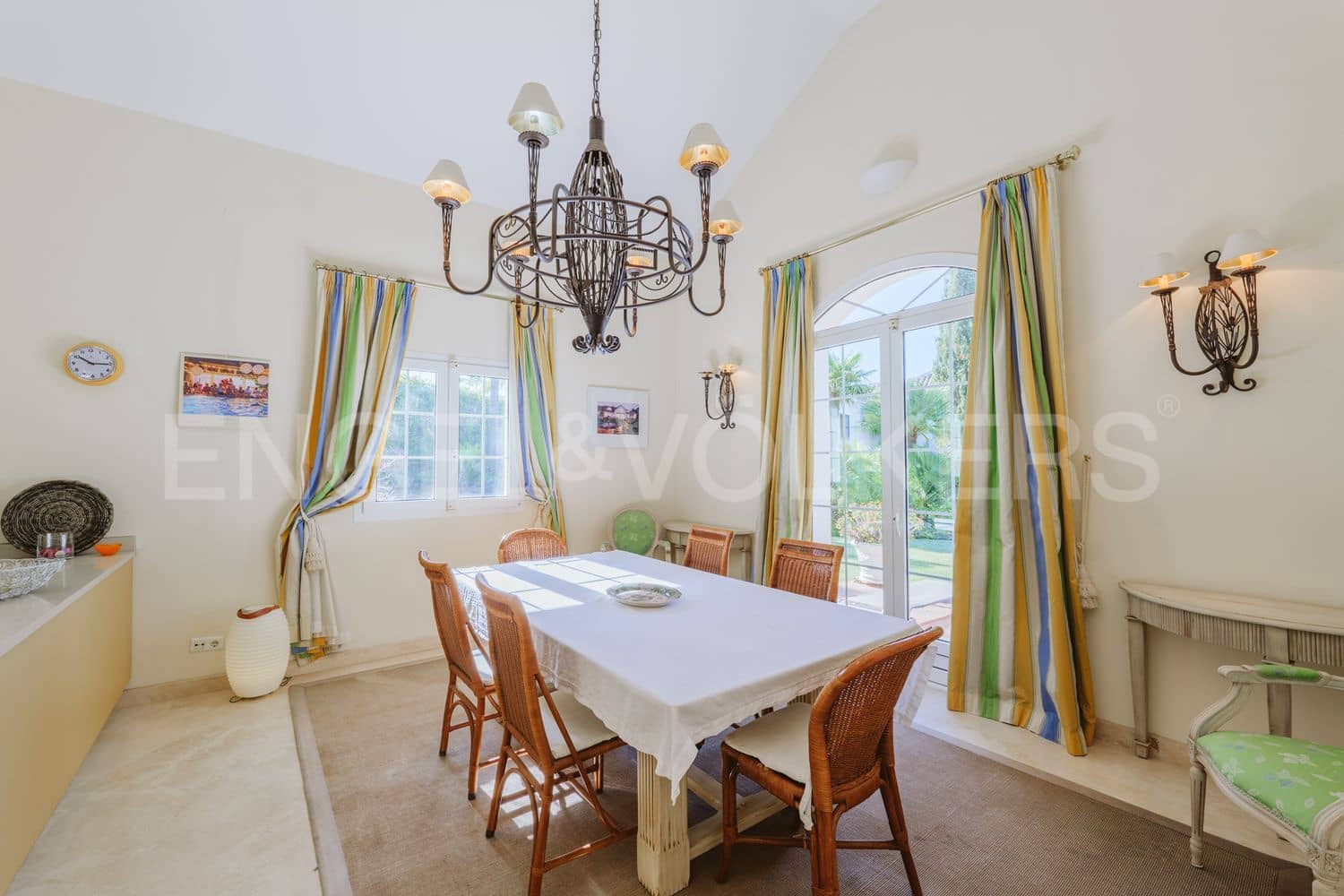 4 bedroom Villa for sale in El Paraiso with pool garage - € 2,395,000 (Ref: 9733547)