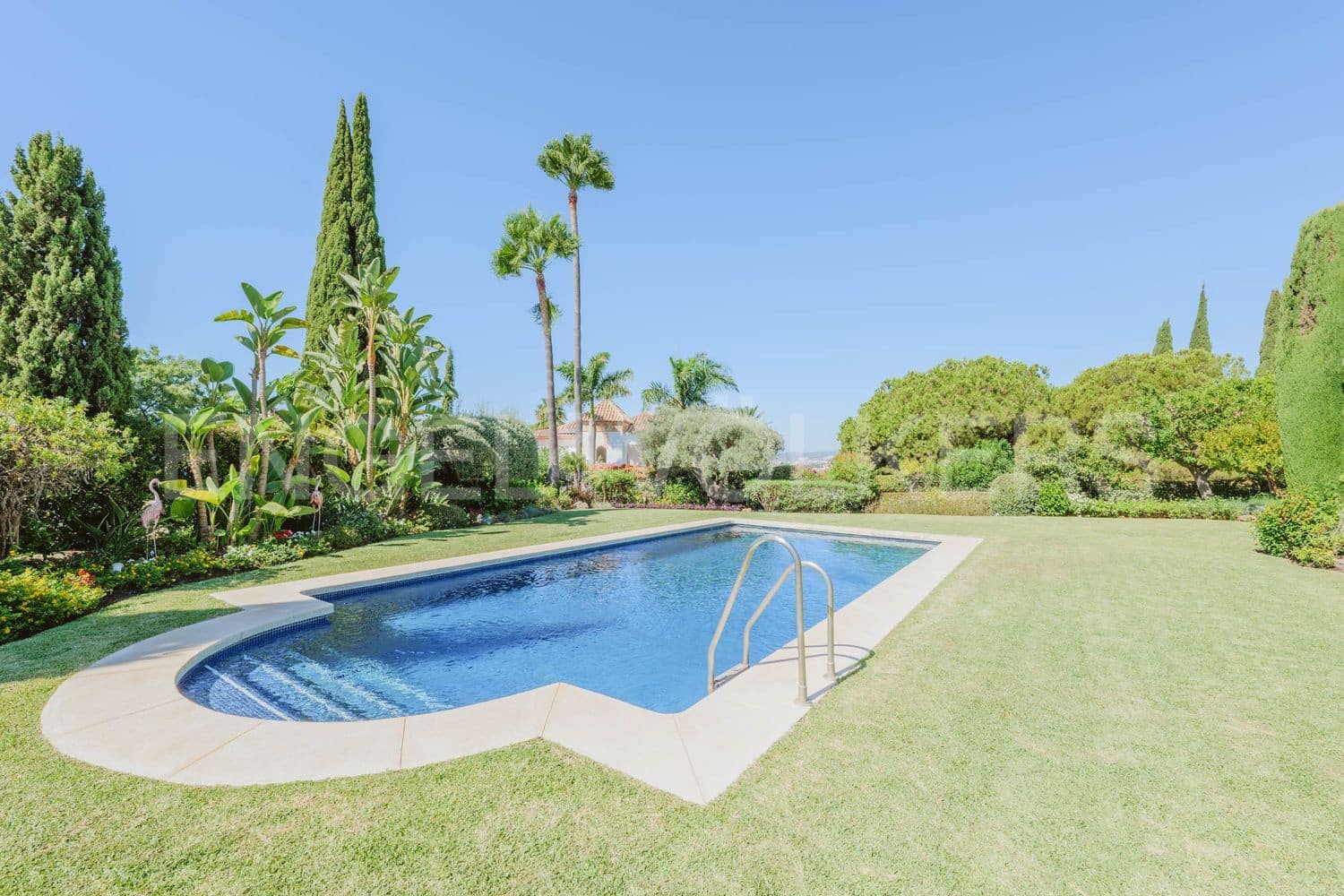4 bedroom Villa for sale in El Paraiso with pool garage - € 2,395,000 (Ref: 9733547)