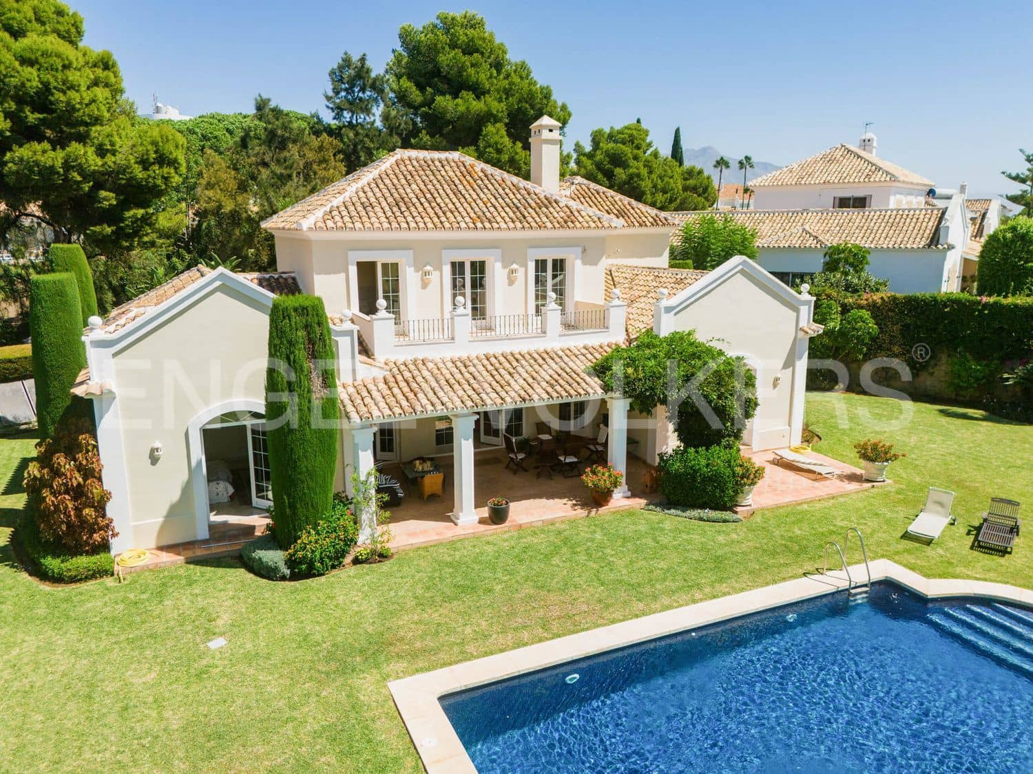 4 bedroom Villa for sale in El Paraiso with pool garage - € 2,395,000 (Ref: 9733547)