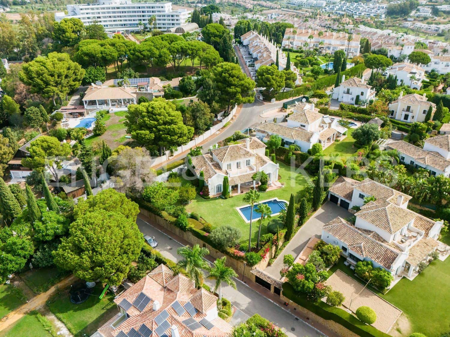 4 bedroom Villa for sale in El Paraiso with pool garage - € 2,395,000 (Ref: 9733547)