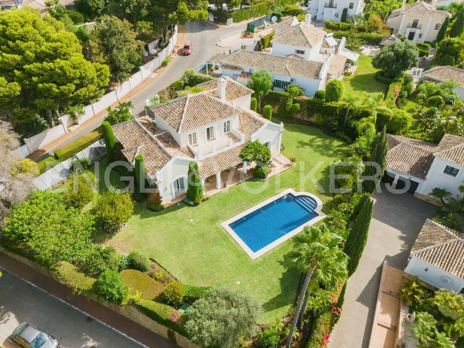 4 bedroom Villa for sale in El Paraiso with pool garage - € 2,395,000 (Ref: 9733547)