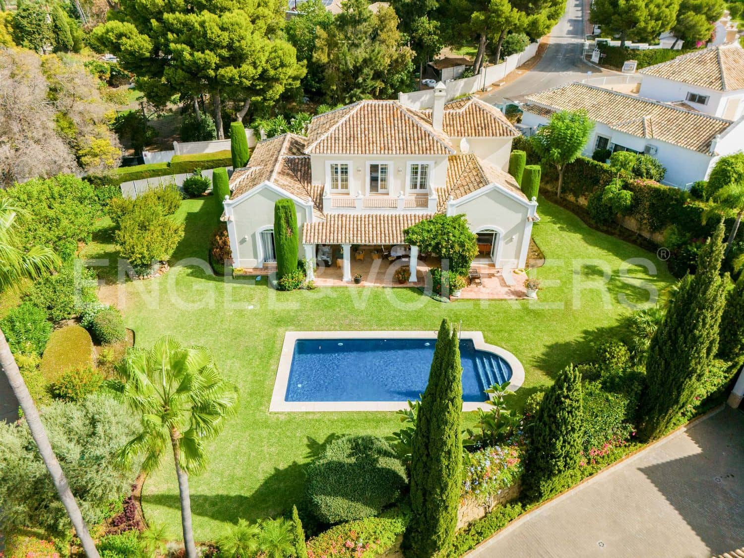 4 bedroom Villa for sale in El Paraiso with pool garage - € 2,395,000 (Ref: 9733547)