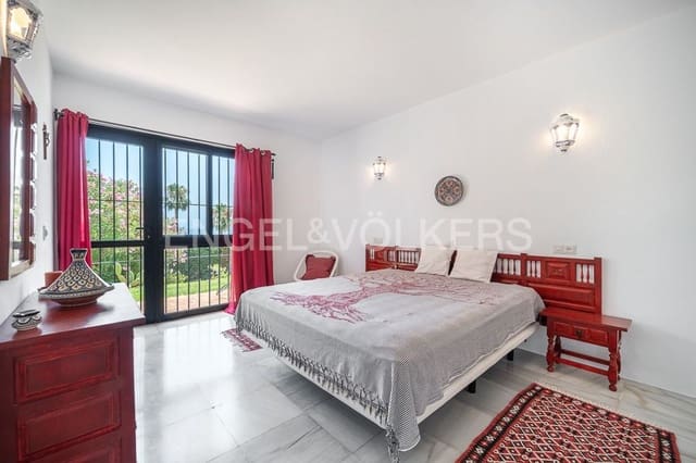 3 chambre Villa/Maison à vendre à Bahía Dorada, Estepona avec piscine garage - 1 090 000 € (Ref: 9733548)