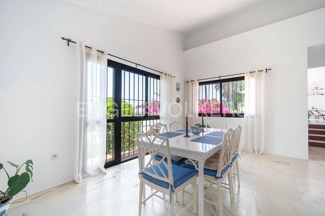 3 sypialnia Willa na sprzedaż w Bahía Dorada, Estepona z basenem garażem - 1 090 000 € (Ref: 9733548)