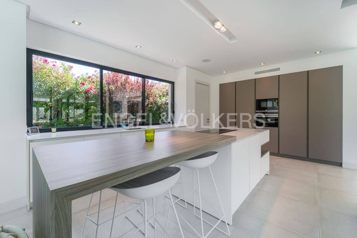 4 bedroom Villa for sale in Estepona with pool garage - € 4,490,000 (Ref: 9733549)