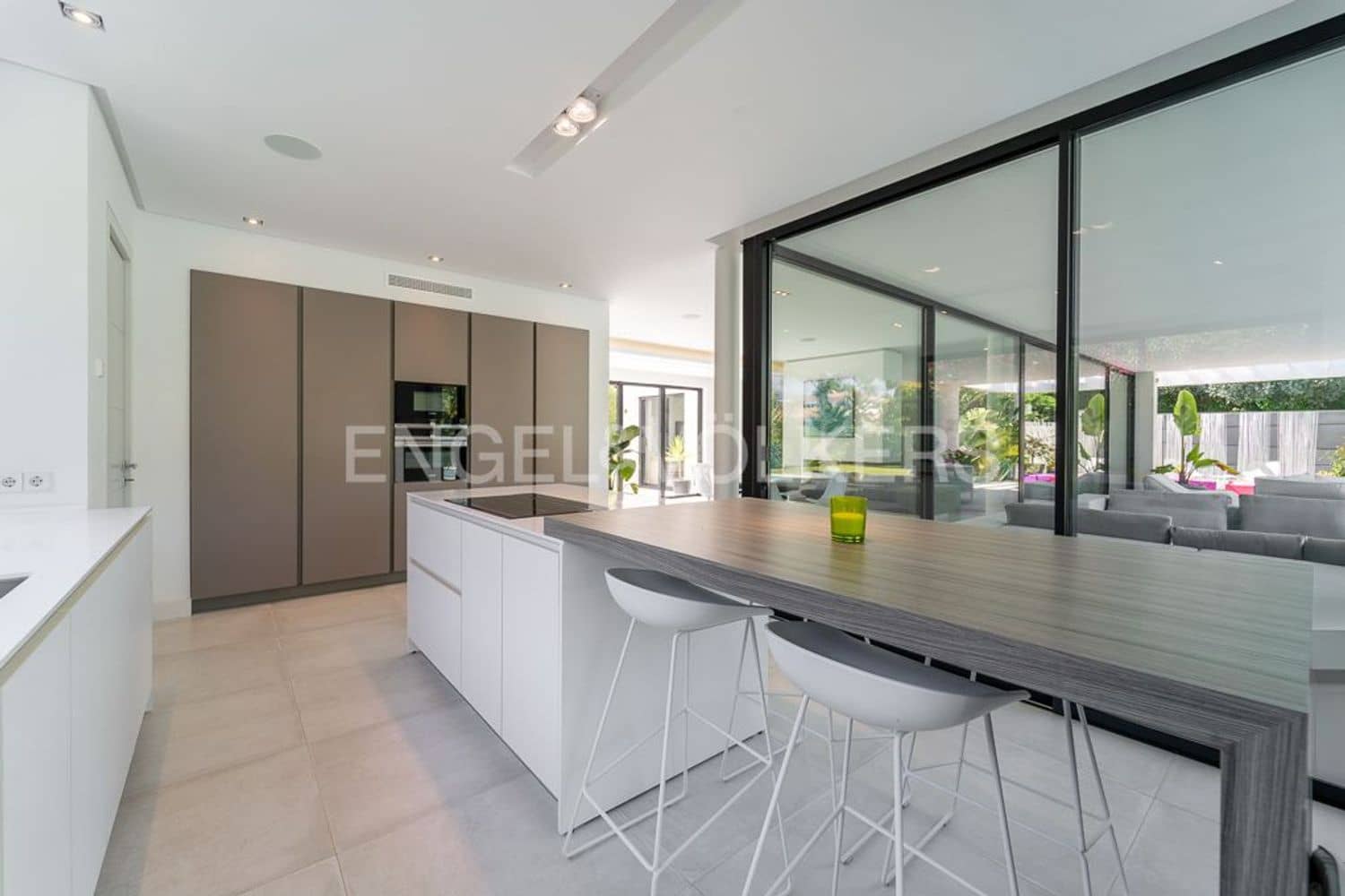 4 bedroom Villa for sale in Estepona with pool garage - € 4,490,000 (Ref: 9733549)