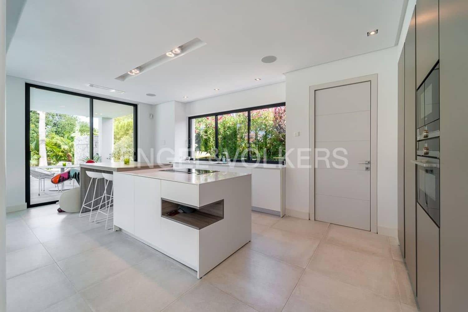 4 bedroom Villa for sale in Estepona with pool garage - € 4,490,000 (Ref: 9733549)