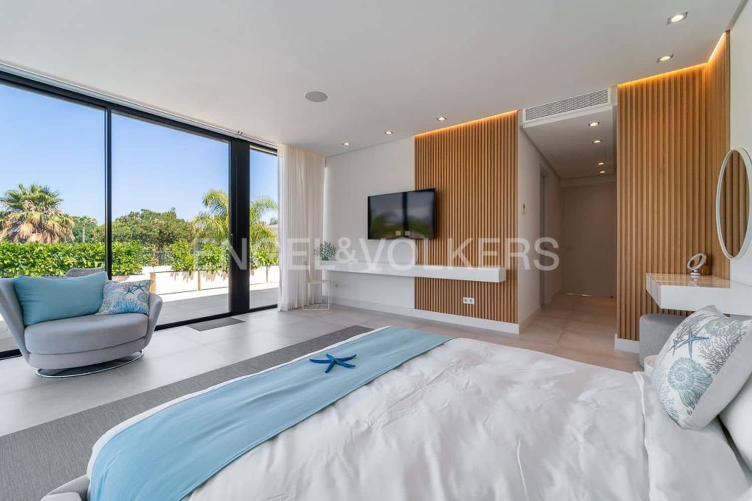 4 bedroom Villa for sale in Estepona with pool garage - € 4,490,000 (Ref: 9733549)