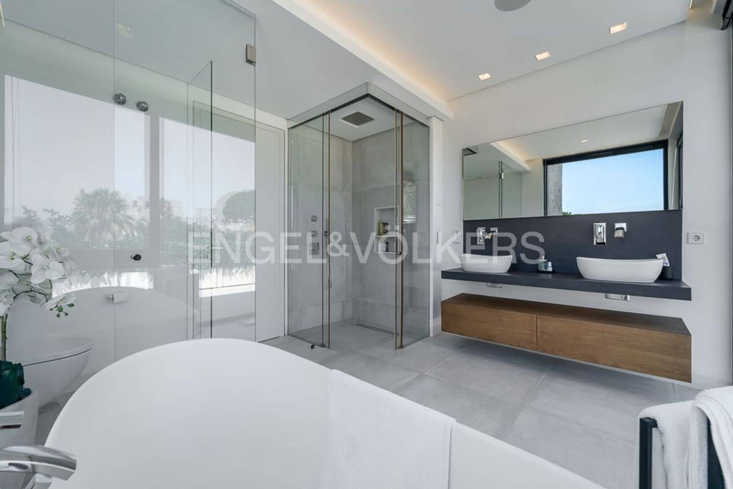 4 bedroom Villa for sale in Estepona with pool garage - € 4,490,000 (Ref: 9733549)