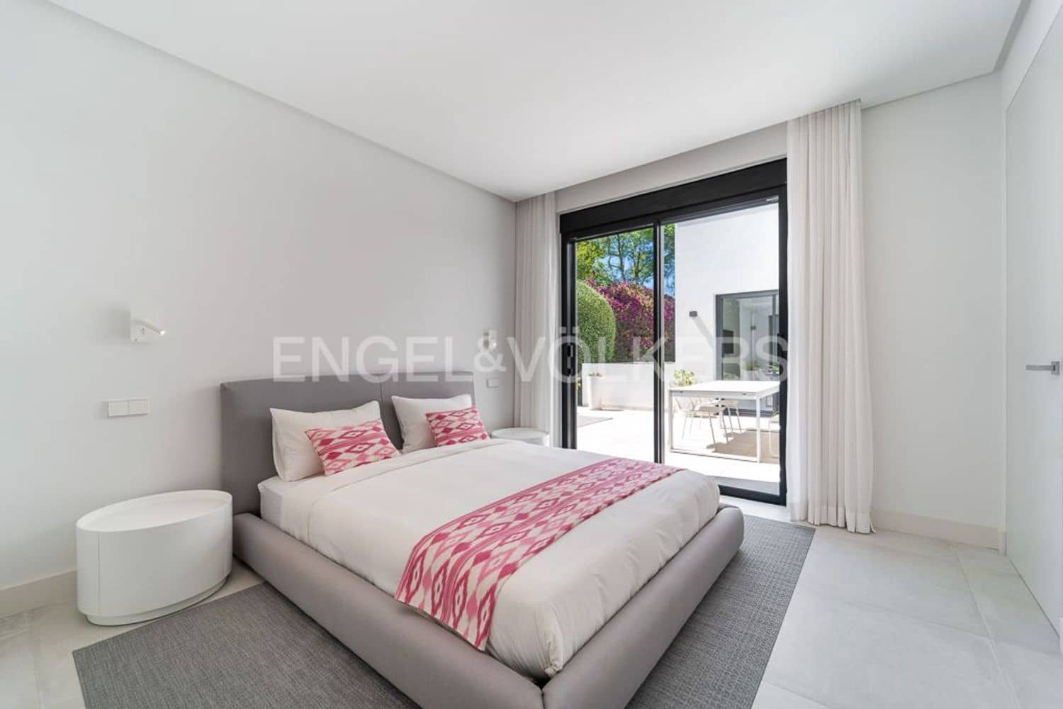 4 bedroom Villa for sale in Estepona with pool garage - € 4,490,000 (Ref: 9733549)