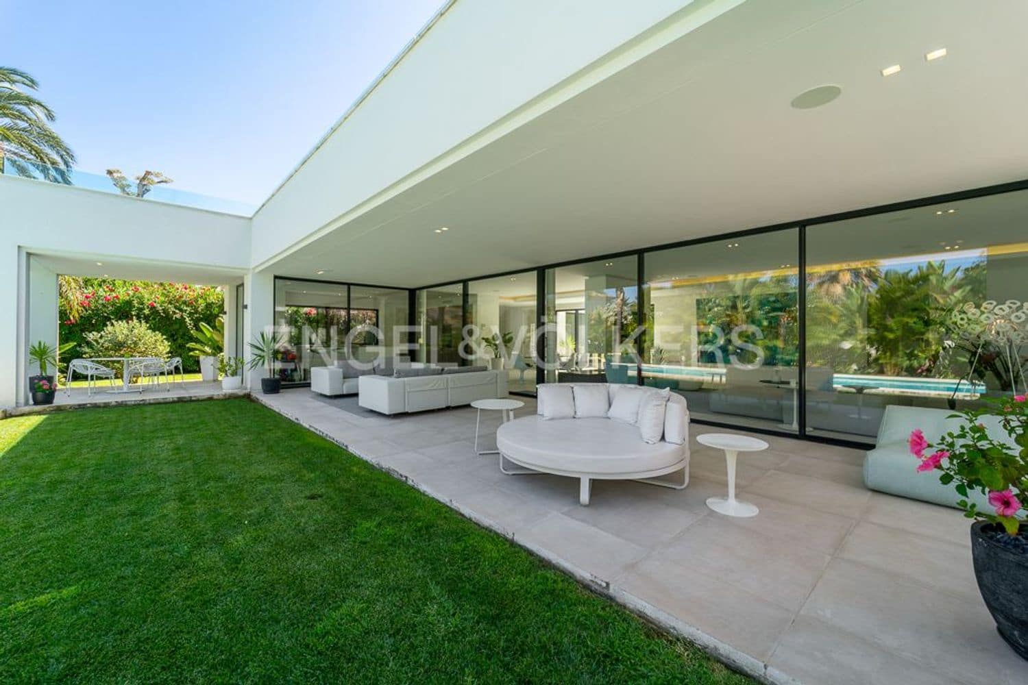 4 bedroom Villa for sale in Estepona with pool garage - € 4,490,000 (Ref: 9733549)