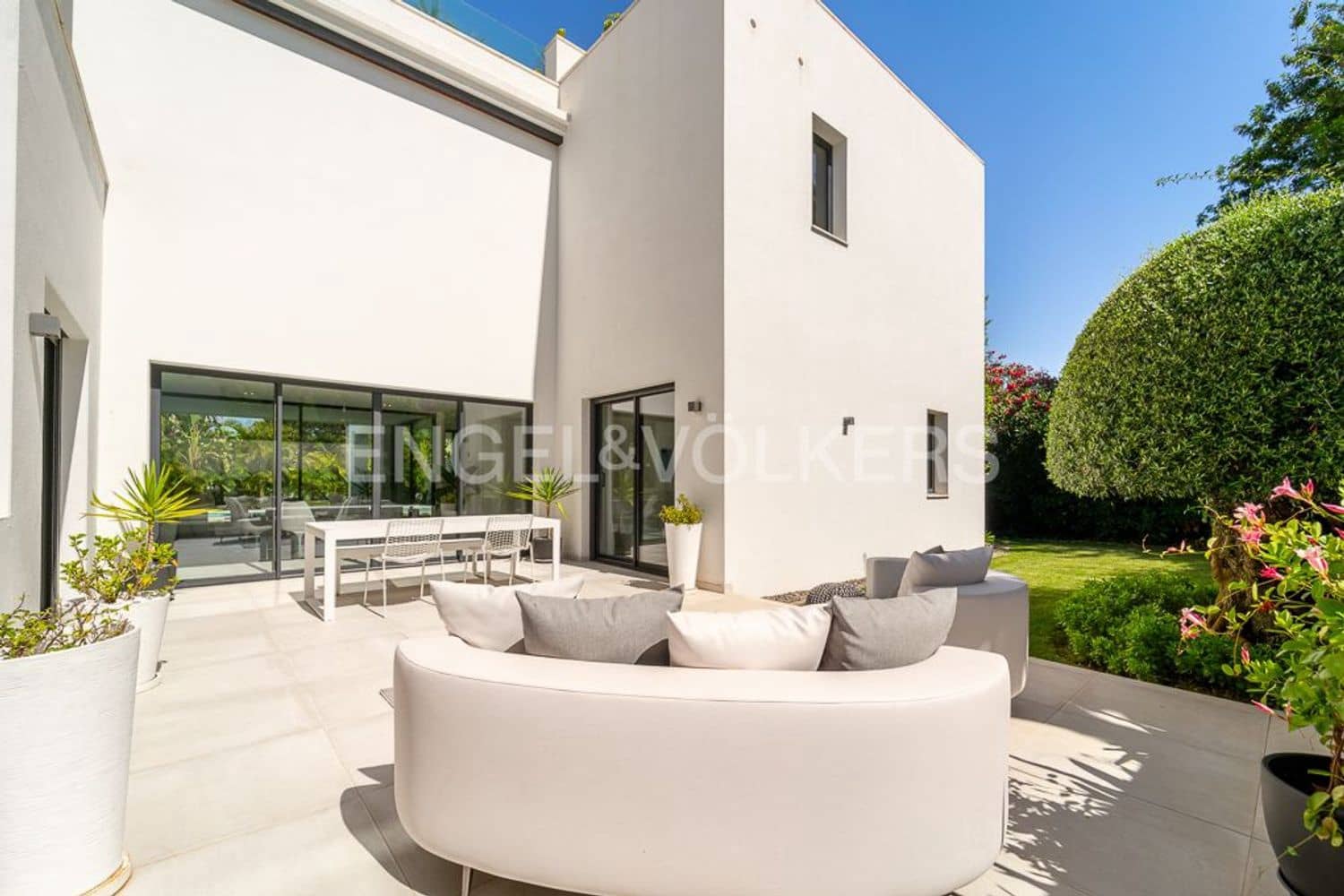 4 bedroom Villa for sale in Estepona with pool garage - € 4,490,000 (Ref: 9733549)