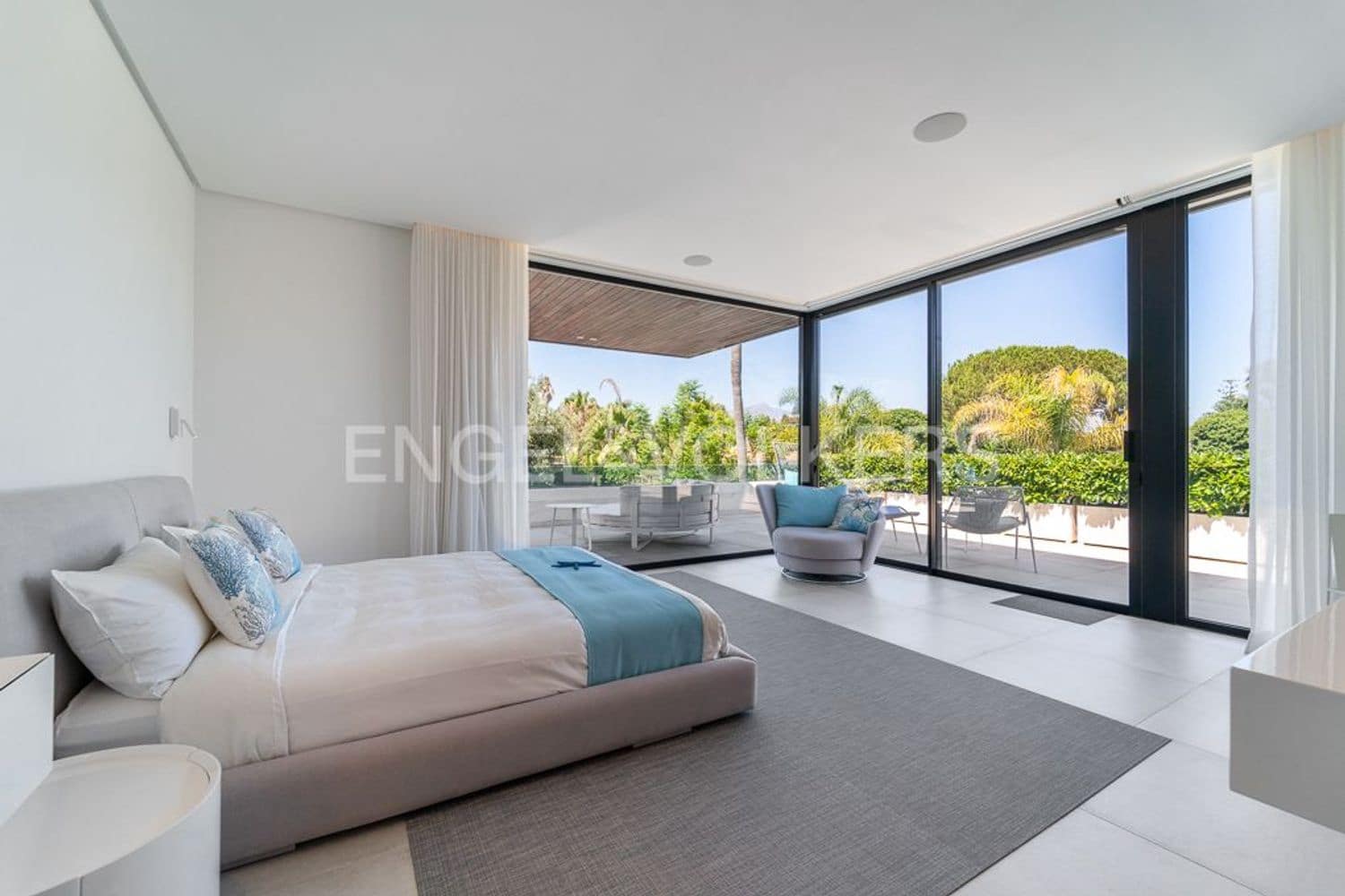 4 bedroom Villa for sale in Estepona with pool garage - € 4,490,000 (Ref: 9733549)
