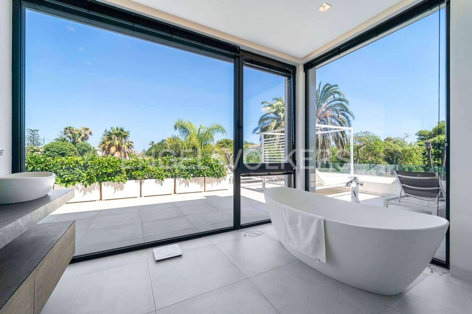 4 bedroom Villa for sale in Estepona with pool garage - € 4,490,000 (Ref: 9733549)