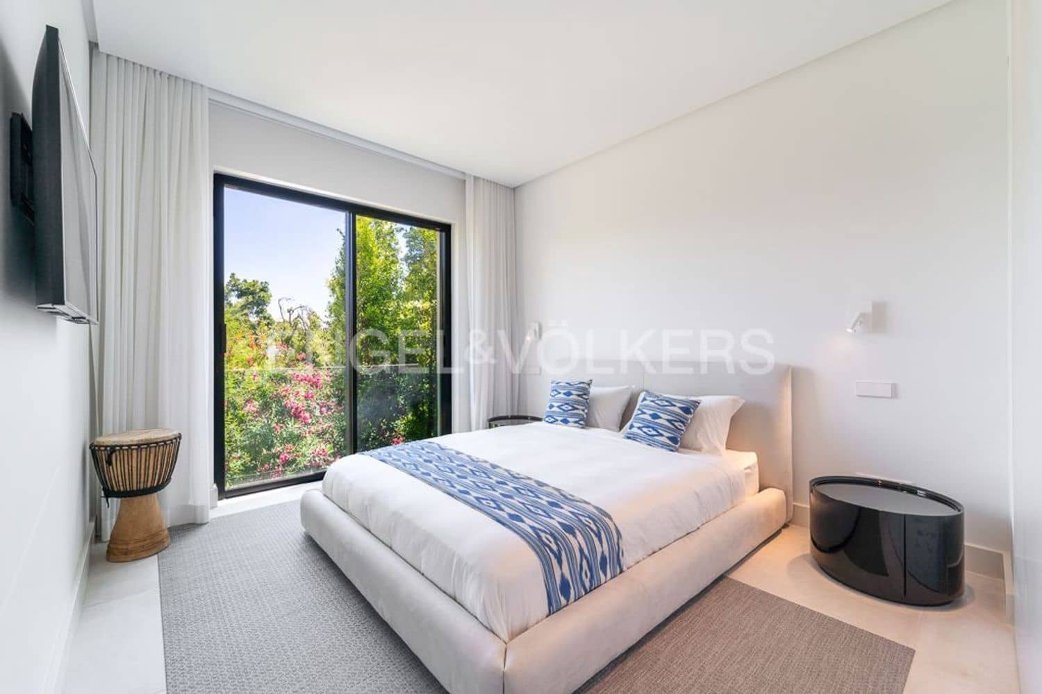 4 bedroom Villa for sale in Estepona with pool garage - € 4,490,000 (Ref: 9733549)