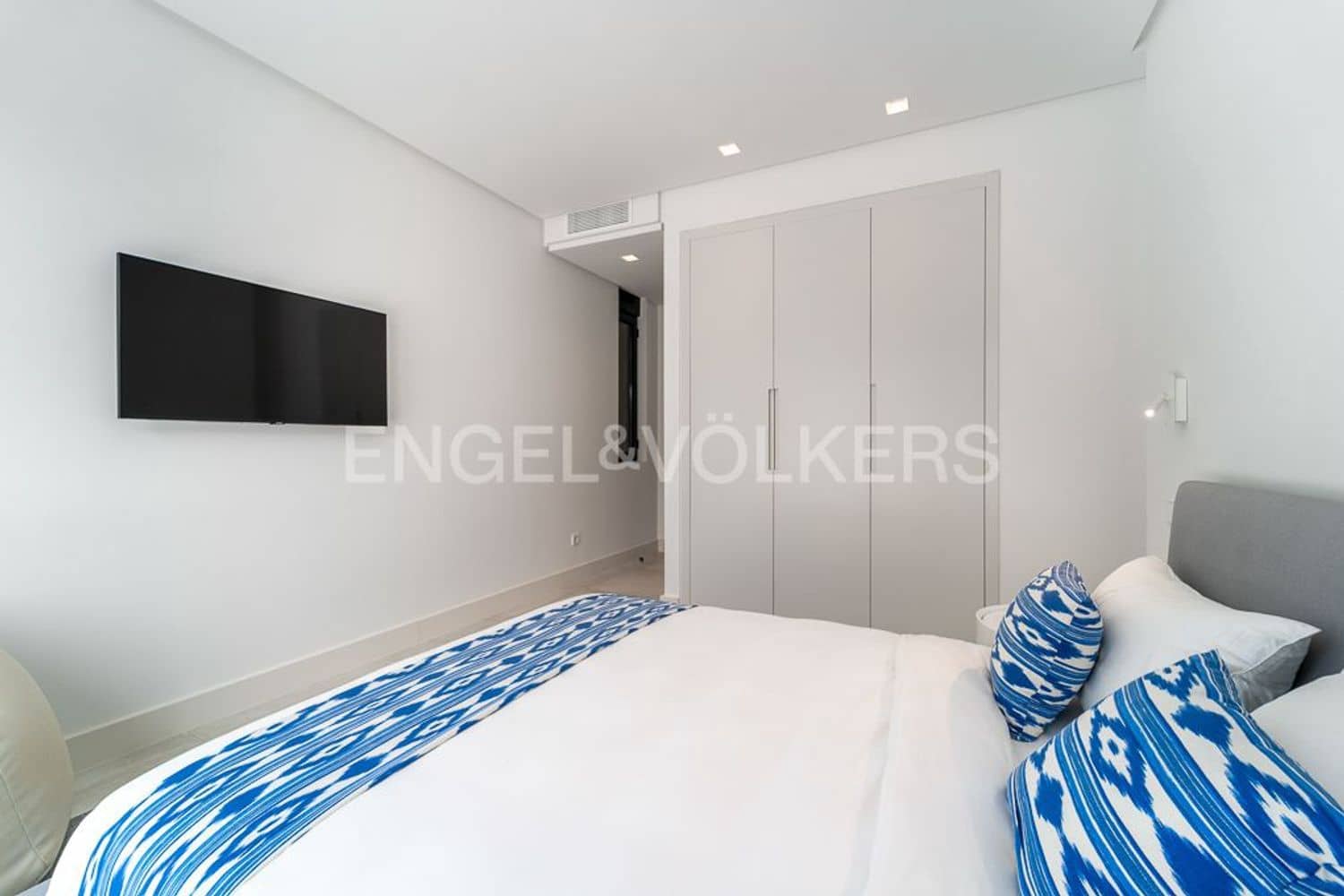 4 bedroom Villa for sale in Estepona with pool garage - € 4,490,000 (Ref: 9733549)