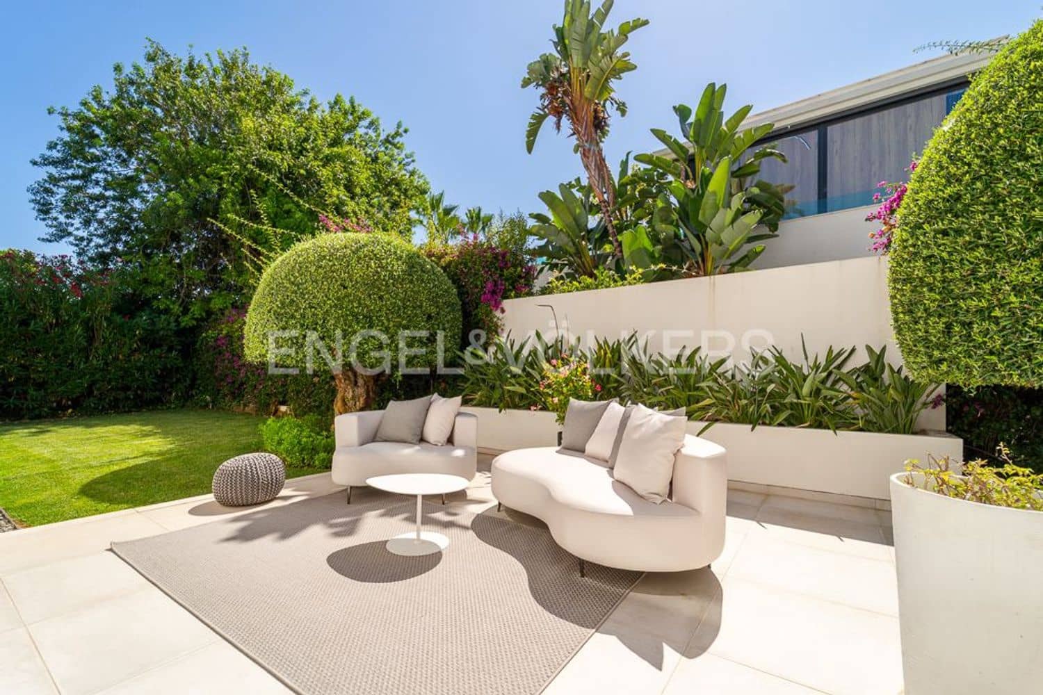 4 bedroom Villa for sale in Estepona with pool garage - € 4,490,000 (Ref: 9733549)
